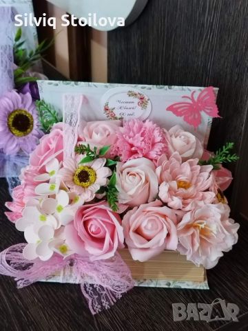 Кутии книги със сапунени цветя в розово и лилаво