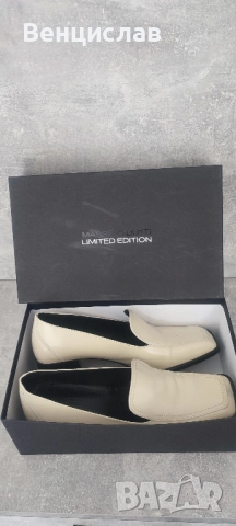 Дамски обувки на Massimo Dutti.