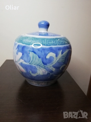 Изящен и много красив съд с капаче. Ръчно рисуван. 
