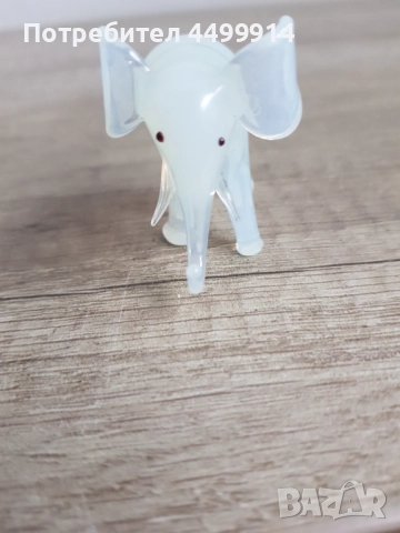 Стъклена фигура на слонче