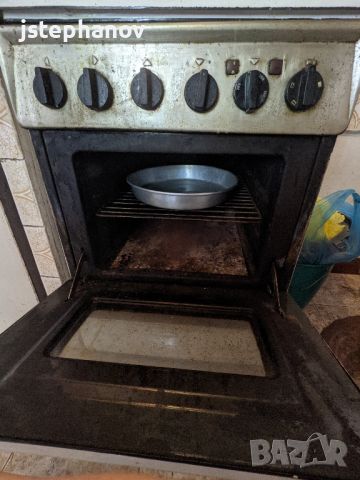 ПОДАРЯВАМ стара кухненска печка, 2 котлона и фурна работят!, снимка 1 - Печки, фурни - 45976287