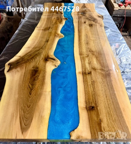 Маса от масивно дърво и смола 