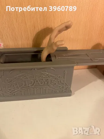 Играчка от сериала Wednesday - изскачаща ръка, снимка 2 - Други - 49852449