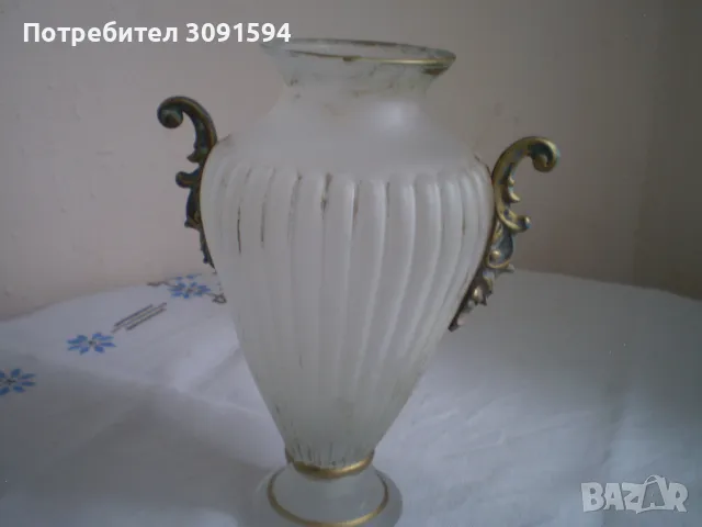 Ретро ваза амфора матово стъкло с позлатени орнаменти