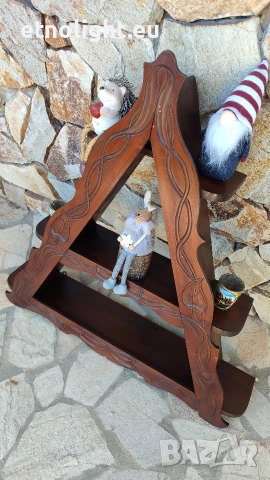 Старинна дървена триъгълна стенна етажерка с рафтчета и дърворезба , снимка 2 - Етажерки - 52747630