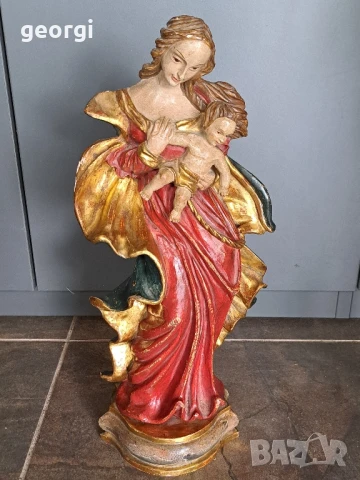 Стара статуя дърворезба Мадоната с Младенеца 