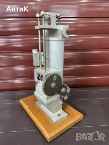 Соц Учебен Модел на Двигател с Вътрешно Горене Разрез, снимка 7 - Антикварни и старинни предмети - 51945082