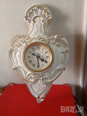 Стенен часовник в бароков стил