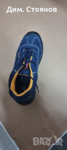 Продавав работни обувки нови