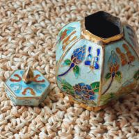 Прекрасна китайската ваза(кутийка) с гилеше емайл, снимка 4 - Антикварни и старинни предмети - 45371707