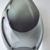 Стара авторска ваза от стъкло фирма Kosta Boda, снимка 7 - Вази - 44978274