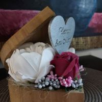 Дървена кутия сърце със сапунени цветя - рози и божур, снимка 1 - Сувенири от дърво - 45129965