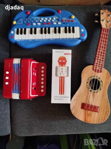 Акордеон, пиано, микрофон и китара , снимка 1