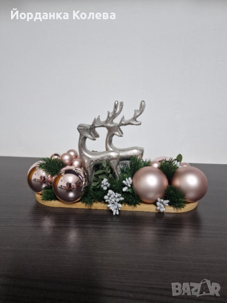 Коледна  декорация  с две  еленчета и Коледни  топки , снимка 1