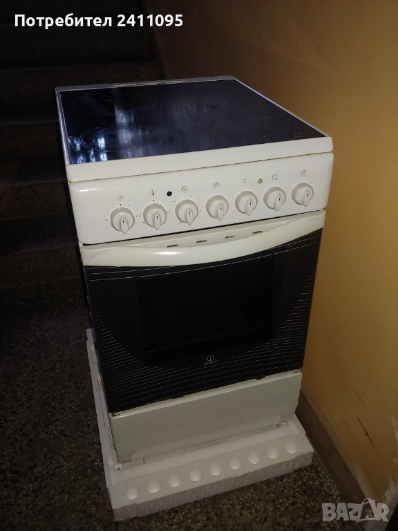 Indesit свободностояща електрическа печка, снимка 1
