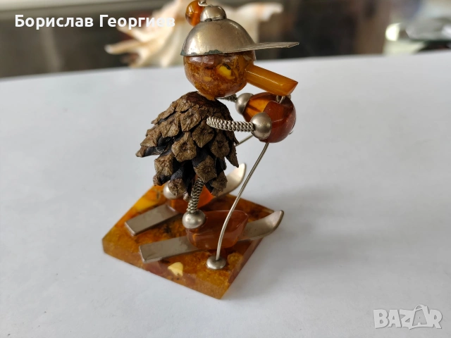 Малка статуетка от балтийски кехлибар скиор, снимка 2 - Колекции - 53945549