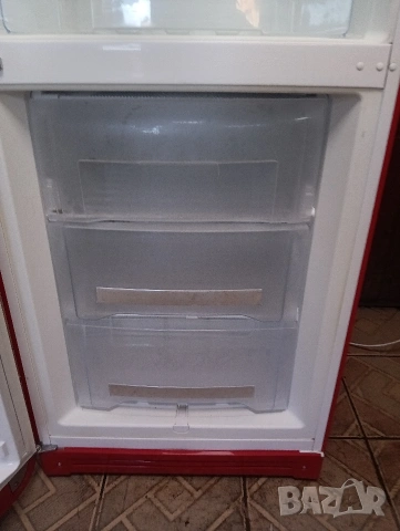 Като нов комбиниран хладилник с фризер Smeg ретро дизайн с две години гаранция!, снимка 4 - Хладилници - 53626777