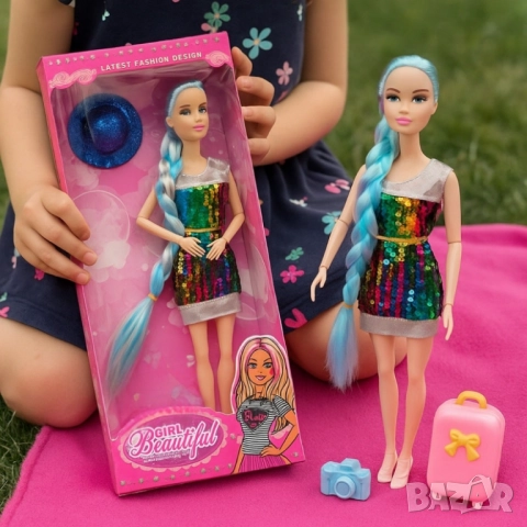 Модерна шарена кукла с аксесоари