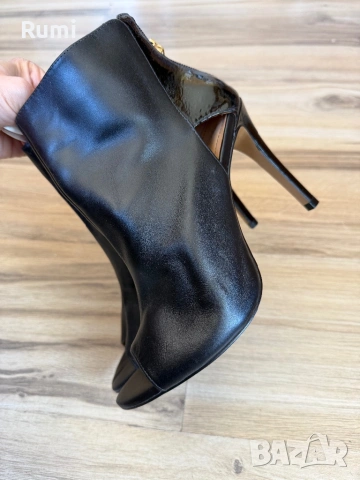  Чисто нови Черни боти до глезена Kazar с отворен пръст за жени Megan ! 39 н, снимка 12 - Дамски боти - 53660296