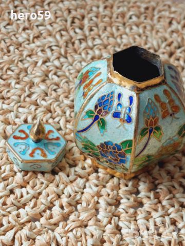 Прекрасна китайската ваза(кутийка) с гилеше емайл, снимка 4 - Антикварни и старинни предмети - 45371707