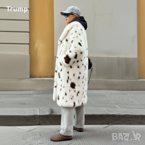 Пухкаво дълго дамско палто в бял цвят със свободна кройка и с атрактивен и дързък принт, снимка 4 - Палта, манта - 52182580