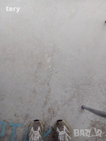 Дълбоко шлайфане на стар бетон мозайка 