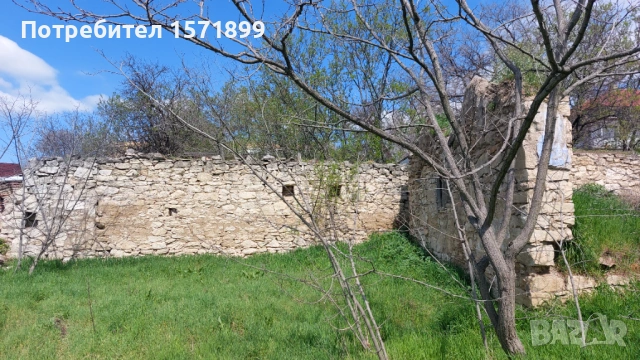 Дялан камък от стар зид