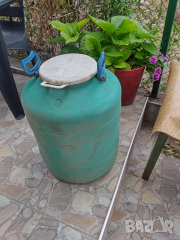 Бидони по 40 литра.