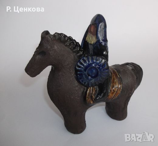 Керамична фигура Викинг на кон, шведска керамика, маркирана за произход