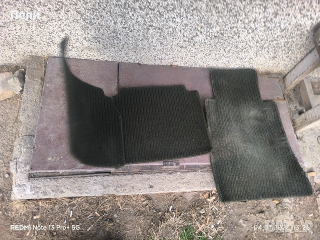 Оригинални зелени стелки за Мерцедес 124, снимка 2 - Аксесоари и консумативи - 53102857