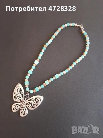 Изящтно колие от тюркоаз, корал и висулка посребрена пеперуда