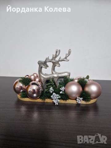Коледна  декорация  с две  еленчета и Коледни  топки 