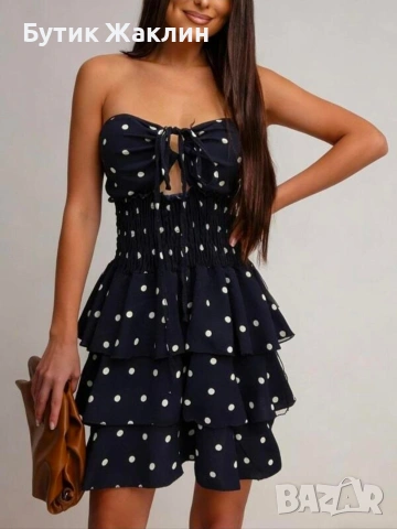 Дамска рокля на точки с твърда чашка 