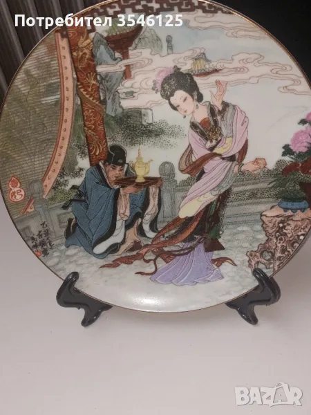 Порцеланова чиния на стойка с гейши, снимка 1