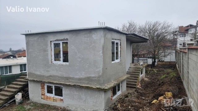 Продавам парцел с монолитна тухлена къща на 2 етажа в с.Яребична 