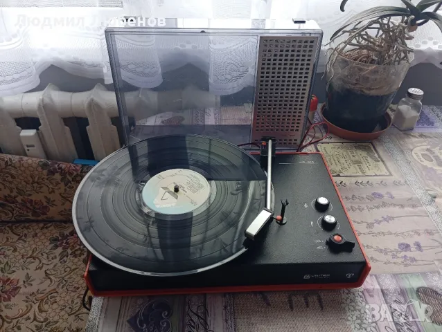 Грамофон Unitra WG 401 с вграден усилвател и говорител в капака 