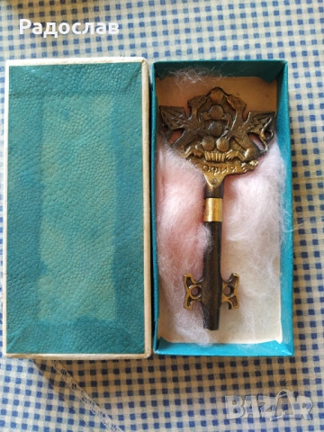 стар бронзов сувенир - тирбушон София 