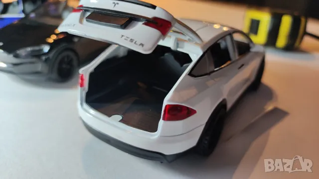 Метални колички Тесла (Tesla Model X), мащаб 1:28, снимка 2 - Коли, камиони, мотори, писти - 48784957