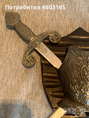 Сувенирен герб с 2 меча, снимка 4 - Антикварни и старинни предмети - 53223845