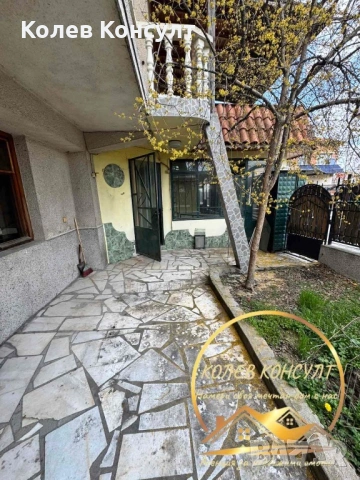 Триетажна къща с търговски помещения град Харманли, снимка 2 - Къщи - 53905651