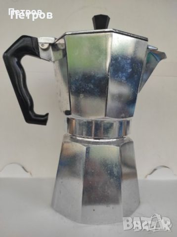 Реномирана италианска кафеварка Bialetti Moka Express - 6 чаши, снимка 1 - Кафемашини - 46722717