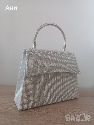 Дамска чанта с кристали и метална дръжка 