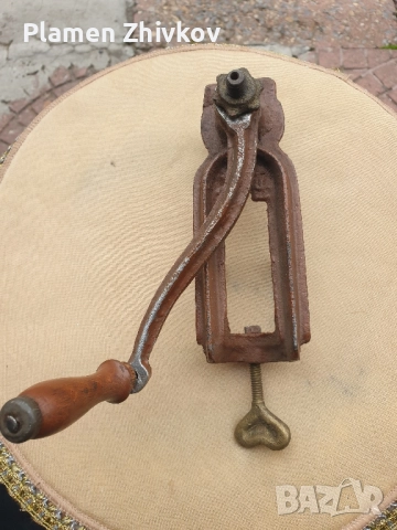 стара мелничка от чогун за черен пипер