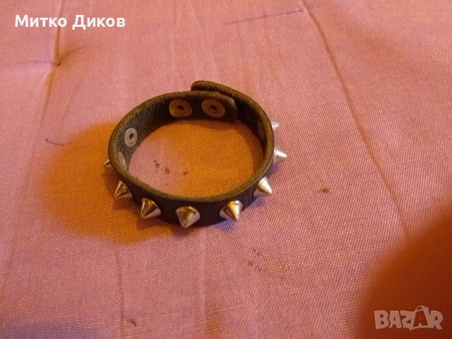 каишка за ръка с шипове 205 мм на 14 мм естествена кожа