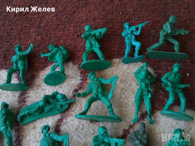 Войници пластмасови 12 броя 51736, снимка 3 - Колекции - 52105633