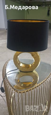Изящна настолна лампа в черно и злато, снимка 1 - Настолни лампи - 46499844